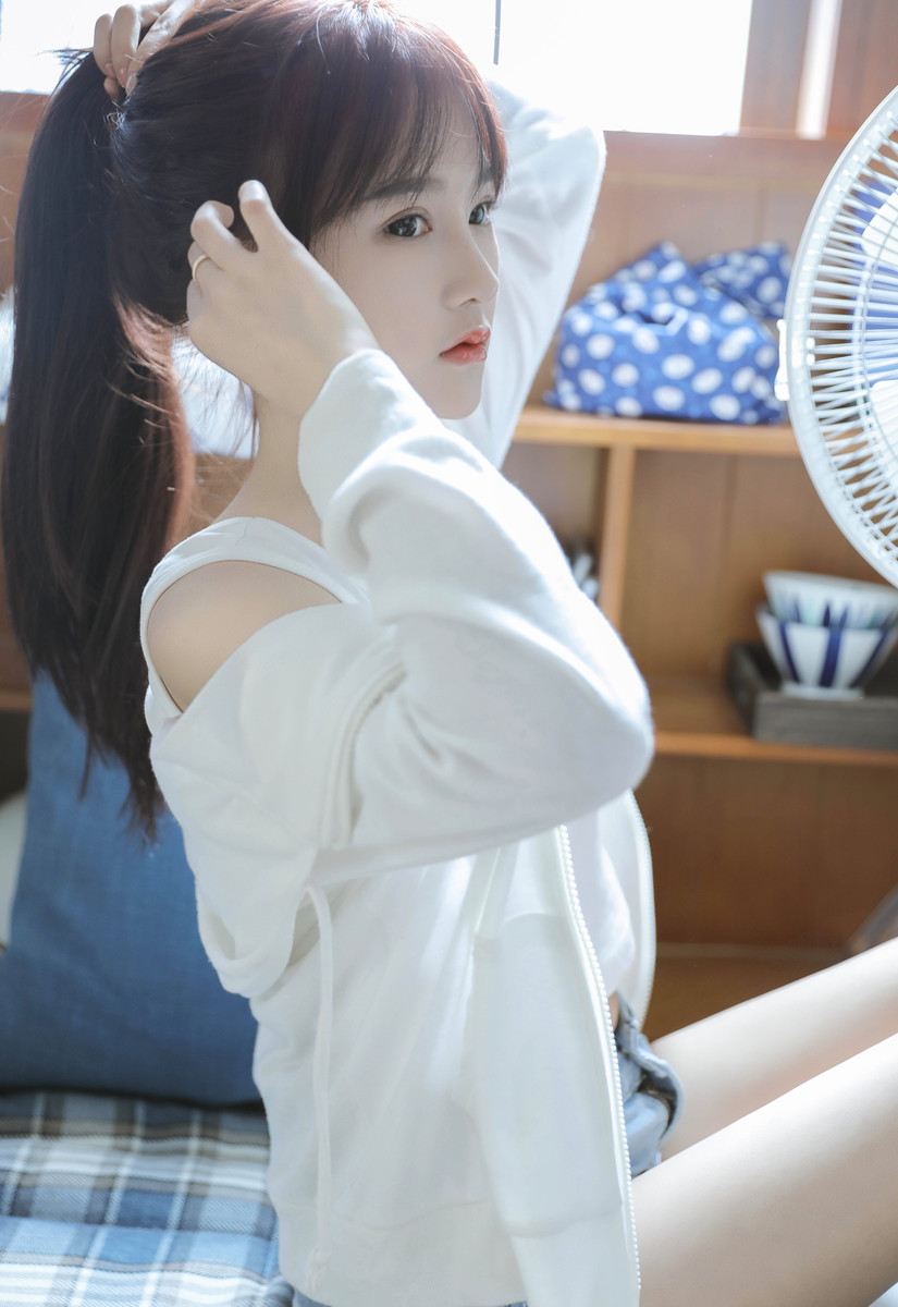 白嫩皮肤清新小美女性感美腿诱惑写真 5