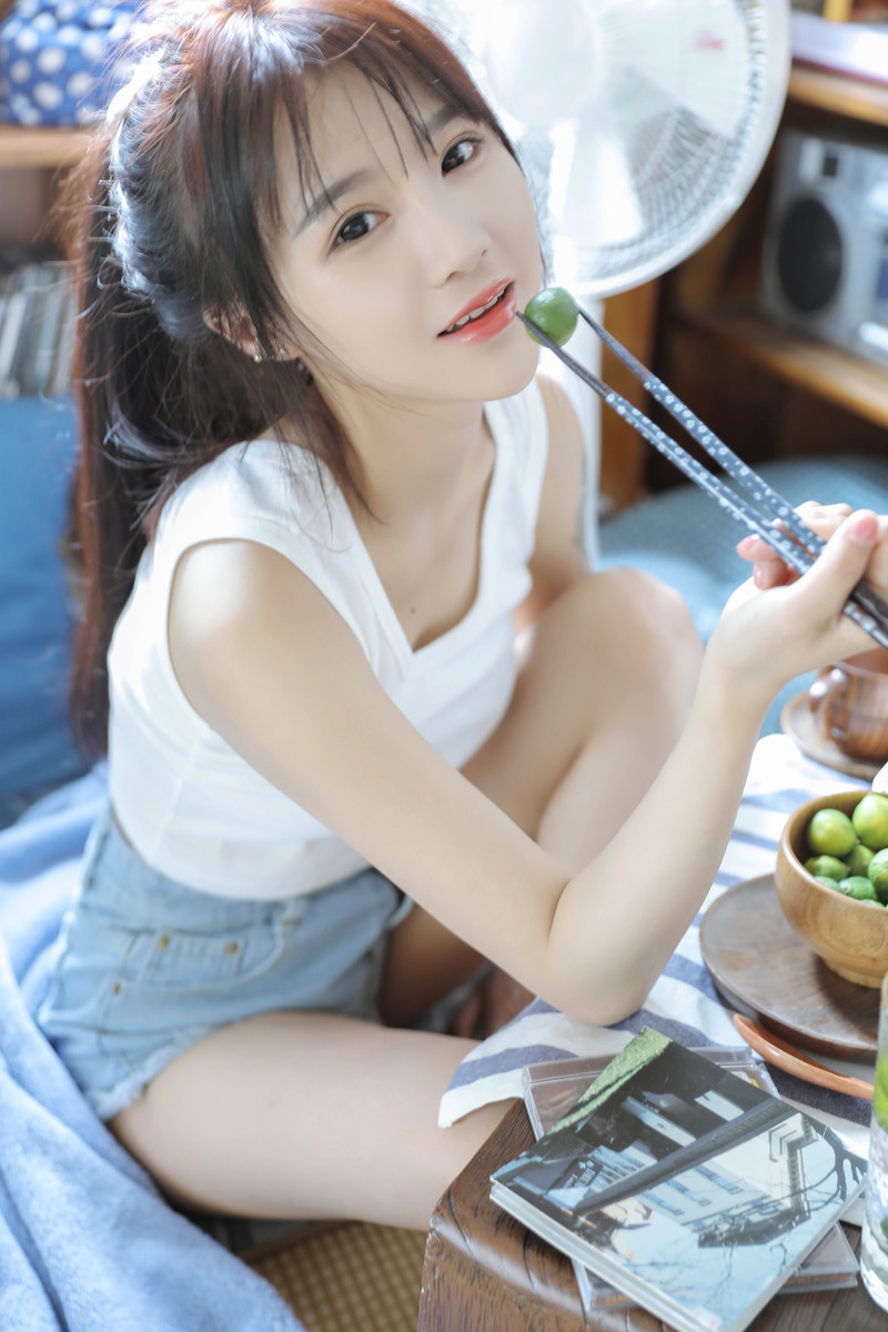 白嫩皮肤清新小美女性感美腿诱惑写真 6