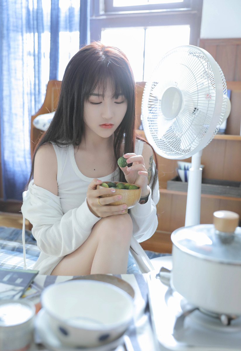 白嫩皮肤清新小美女性感美腿诱惑写真 7