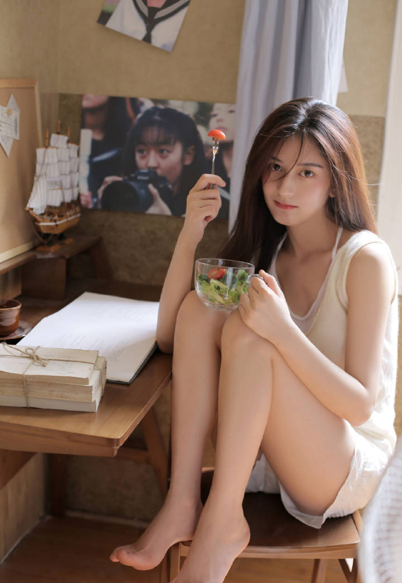 美色撩人的极品美女性感长腿写真 10