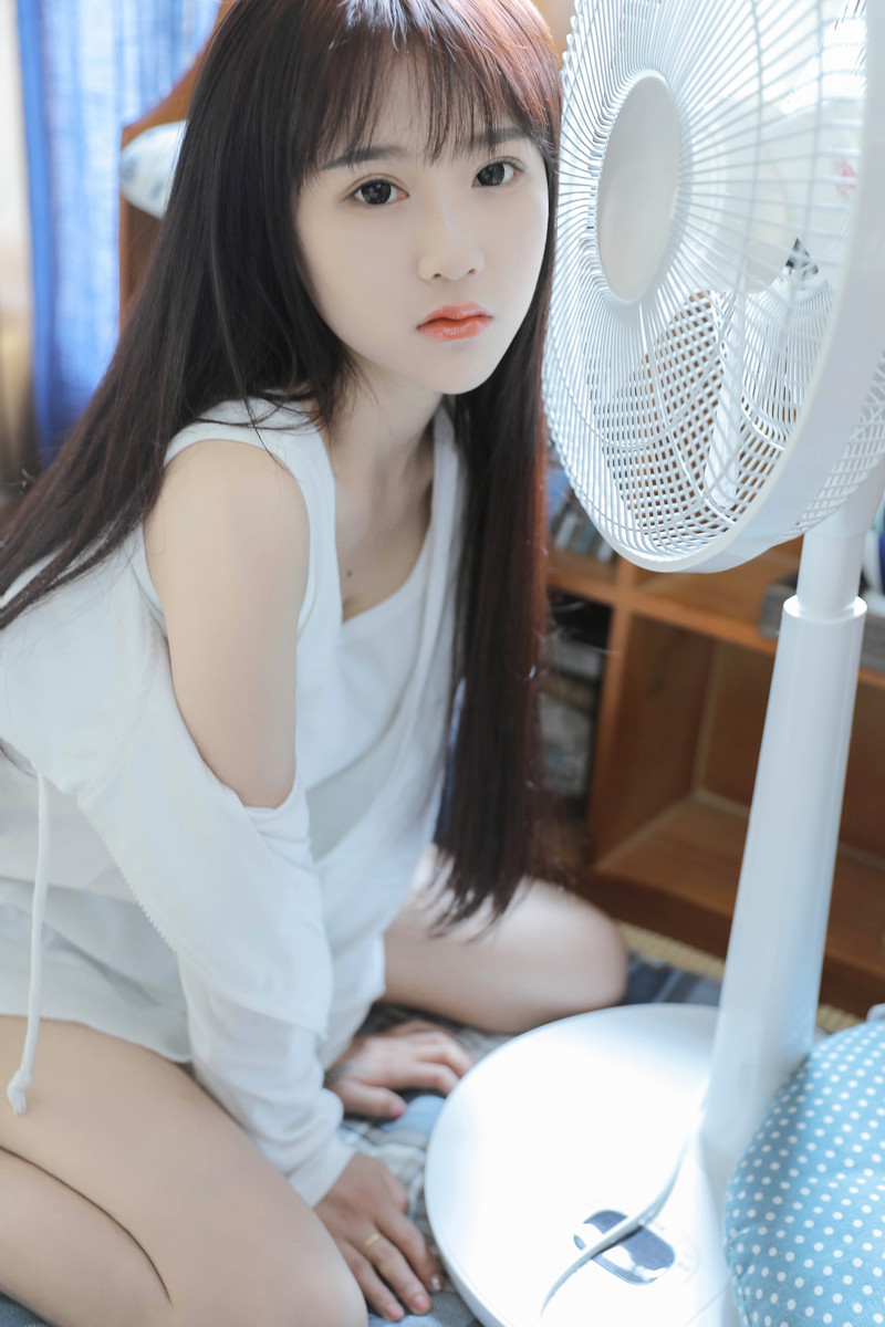 白嫩皮肤清新小美女性感美腿诱惑写真 8