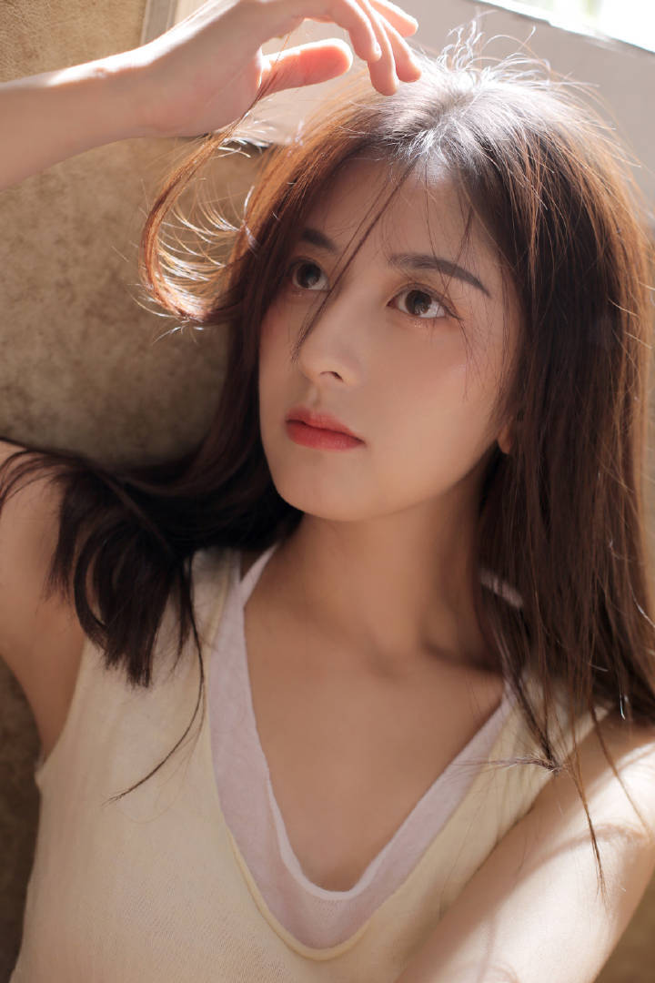 美色撩人的极品美女性感长腿写真 11