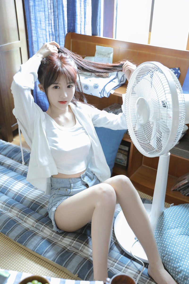 白嫩皮肤清新小美女性感美腿诱惑写真 9