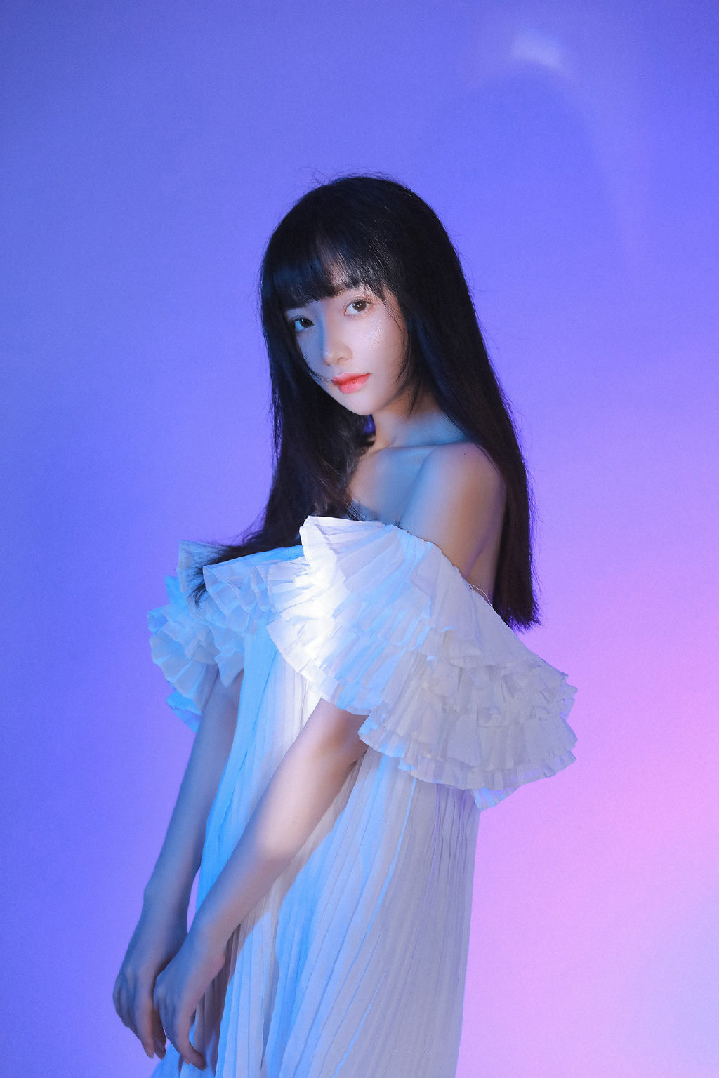 高颜值美女秀香肩图片 2