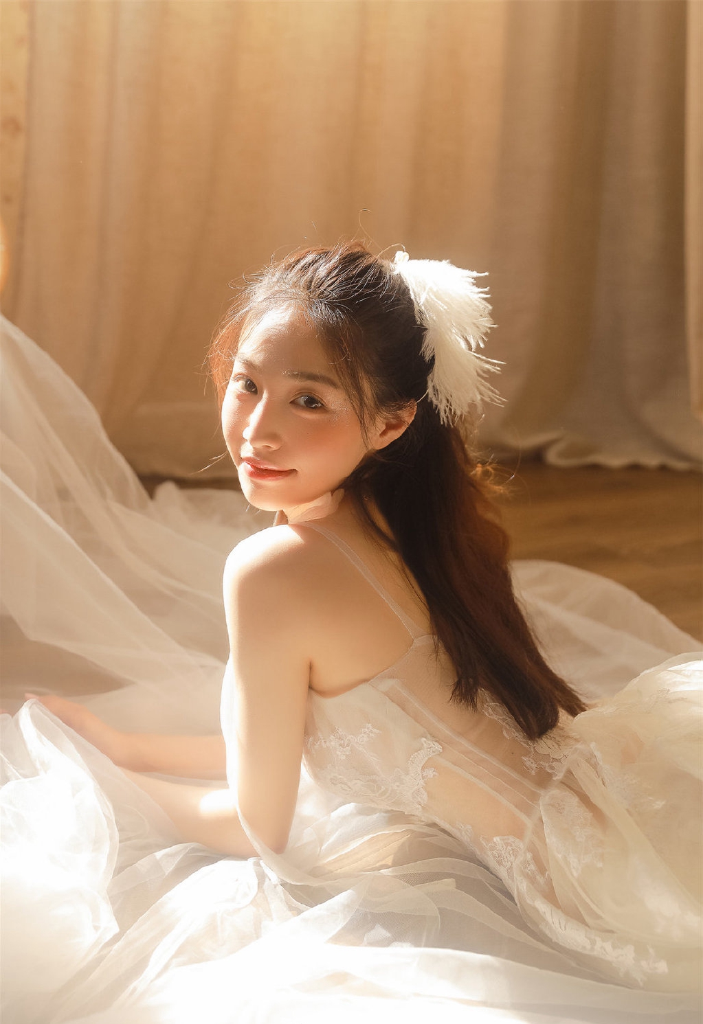 温婉可人干净女生白纱裙性感迷人写真 2
