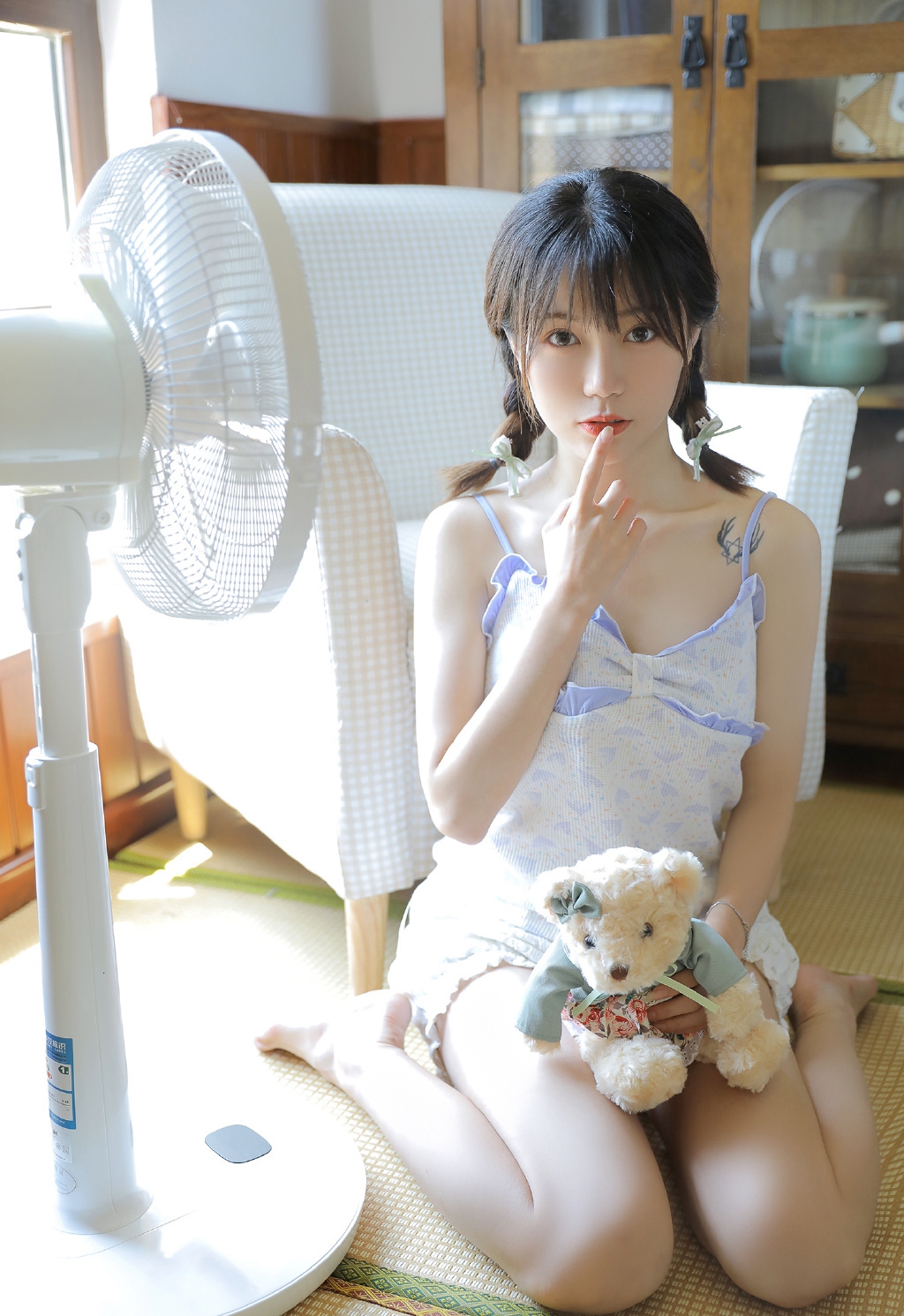 吊带小短裤性感长腿嫩模诱惑写真图片 2
