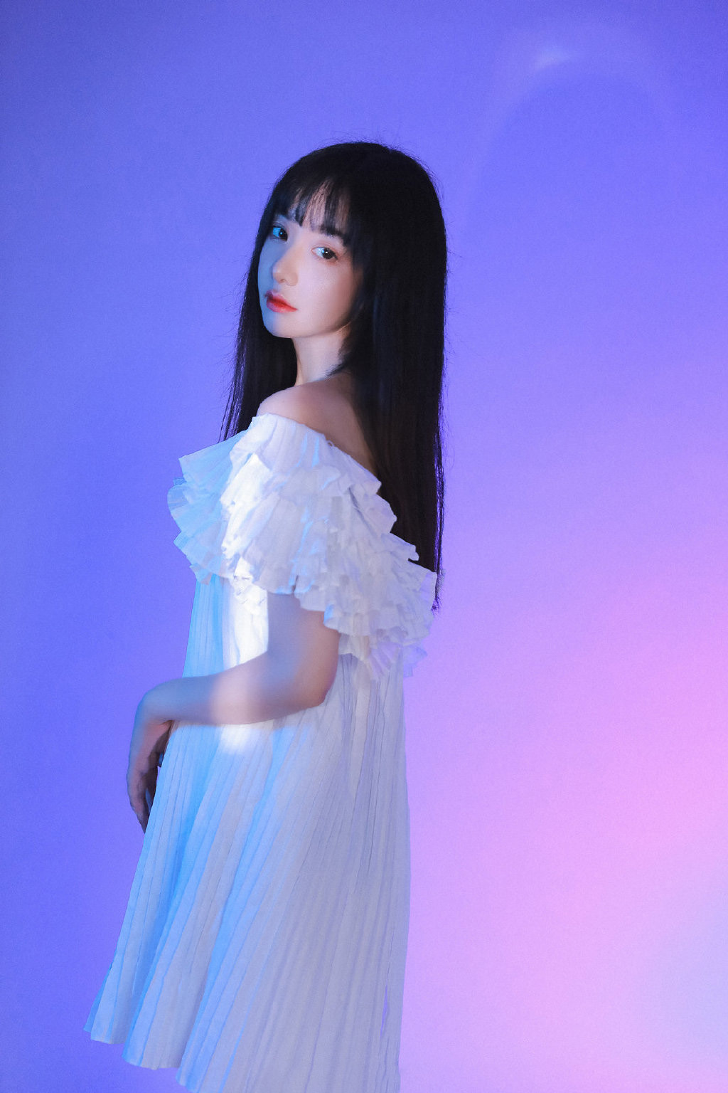 高颜值美女秀香肩图片 3