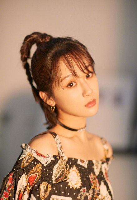 天蝎座美女杨紫吊带露肩长裙性感写真图片 2