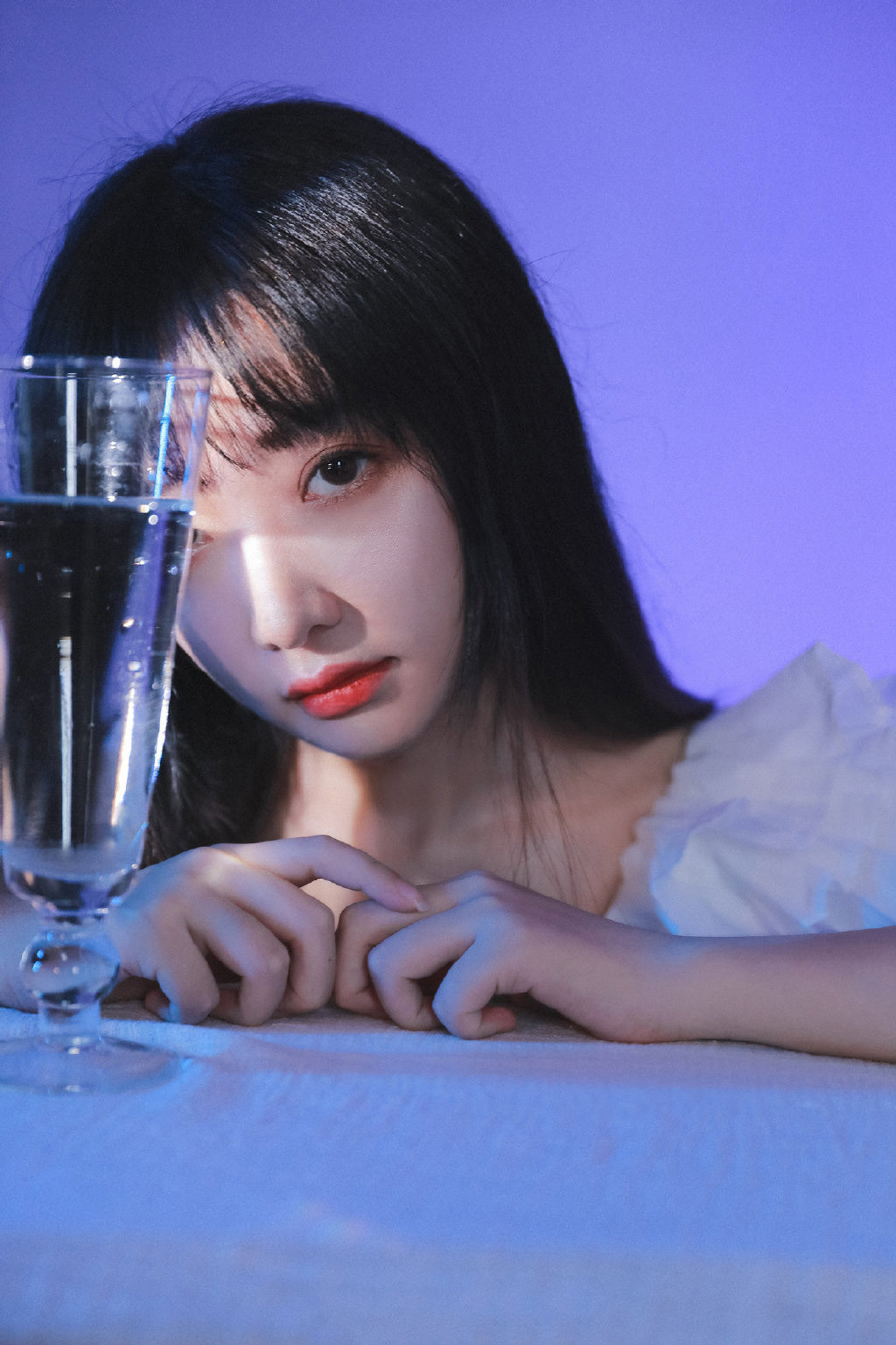 高颜值美女秀香肩图片 4