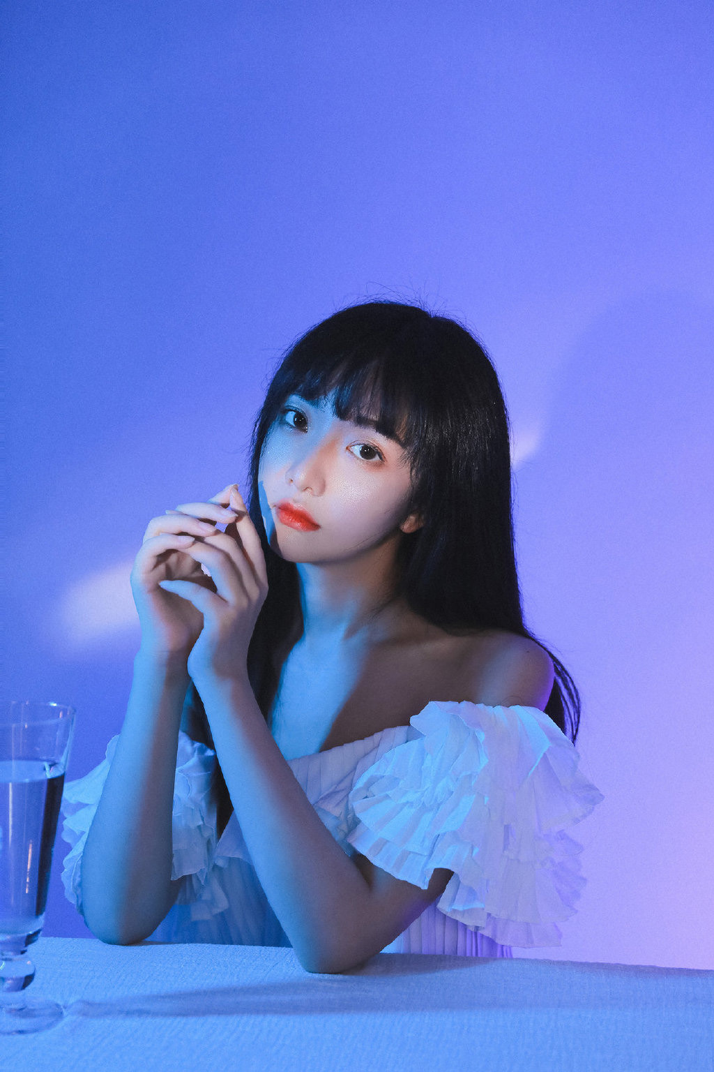 高颜值美女秀香肩图片 5