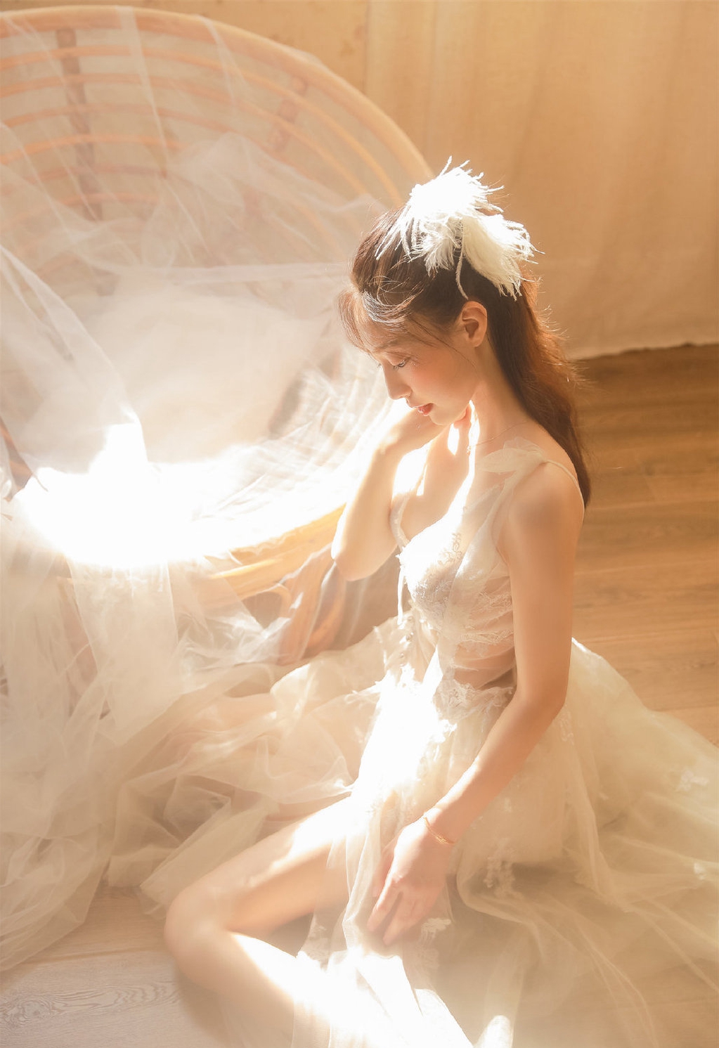 温婉可人干净女生白纱裙性感迷人写真 3