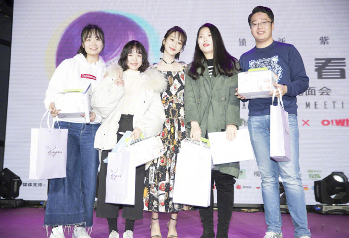 天蝎座美女杨紫吊带露肩长裙性感写真图片 4