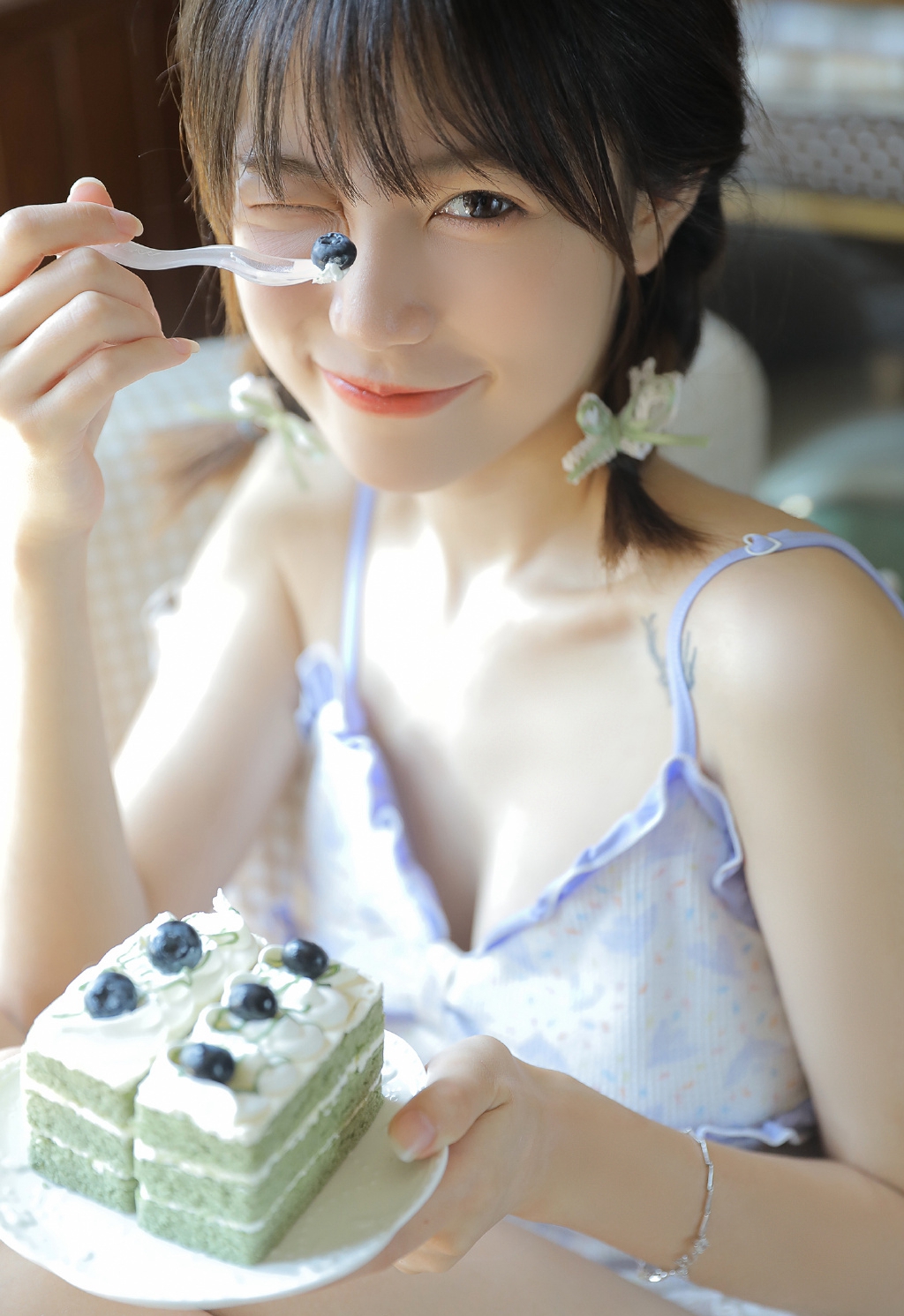 吊带小短裤性感长腿嫩模诱惑写真图片 7