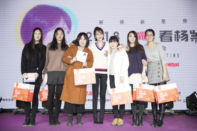 天蝎座美女杨紫吊带露肩长裙性感写真图片 5