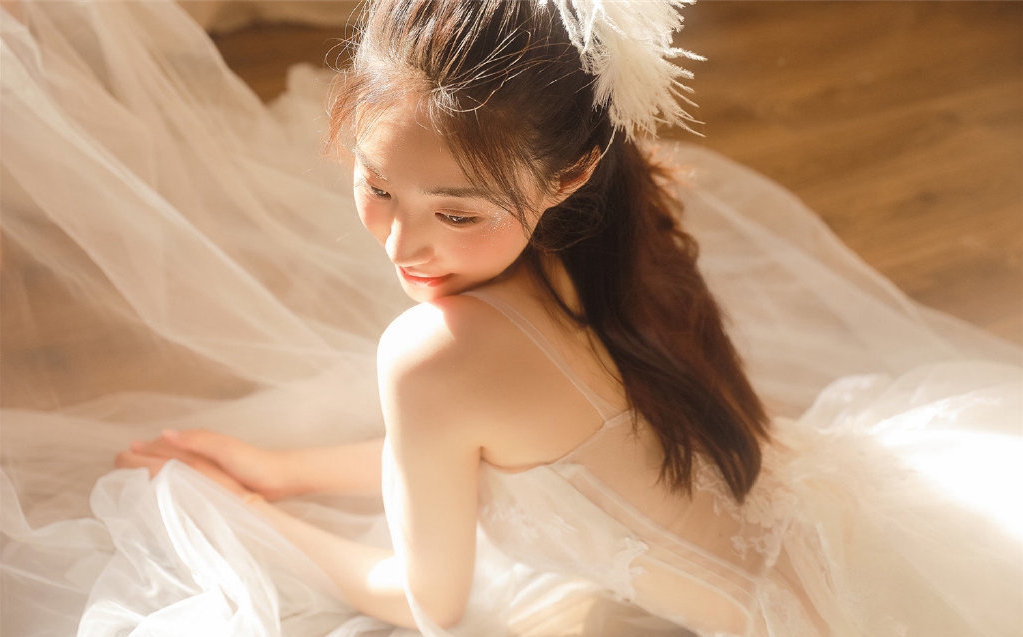 温婉可人干净女生白纱裙性感迷人写真 5