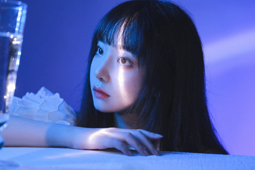 高颜值美女秀香肩图片 6