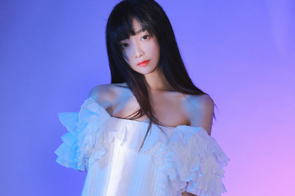 高颜值美女秀香肩图片 7