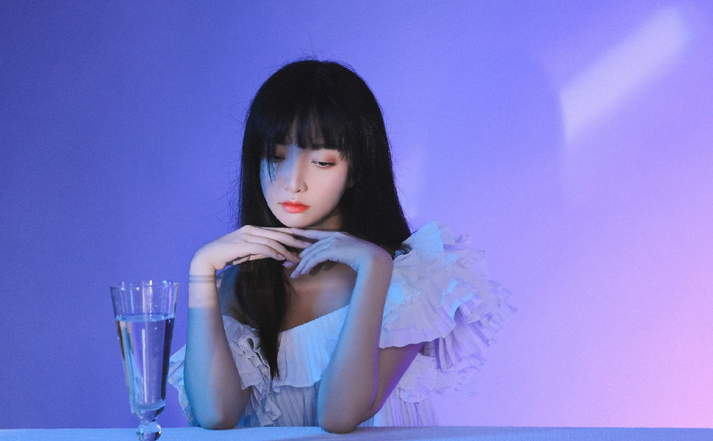 高颜值美女秀香肩图片 9