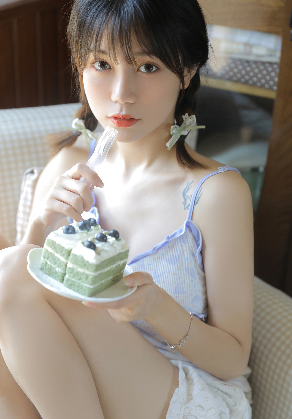 吊带小短裤性感长腿嫩模诱惑写真图片 11