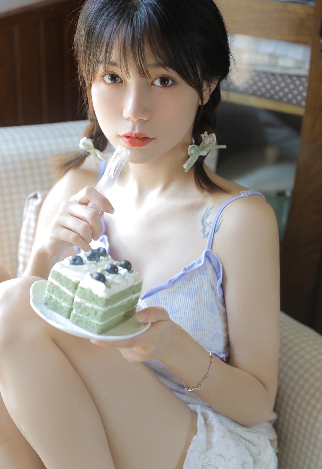 吊带小短裤性感长腿嫩模诱惑写真图片 12