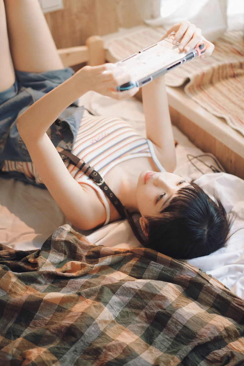 牛仔背带裤文艺女生美腿诱人写真图片