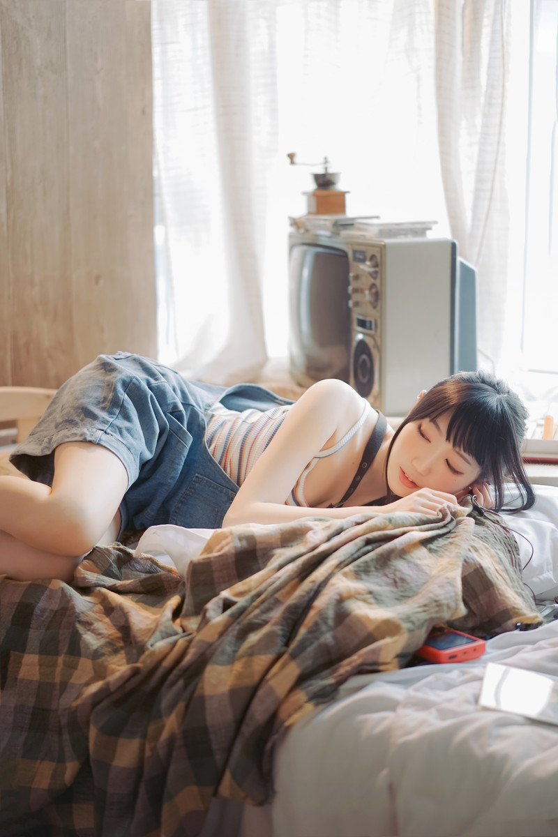 牛仔背带裤文艺女生美腿诱人写真图片 2