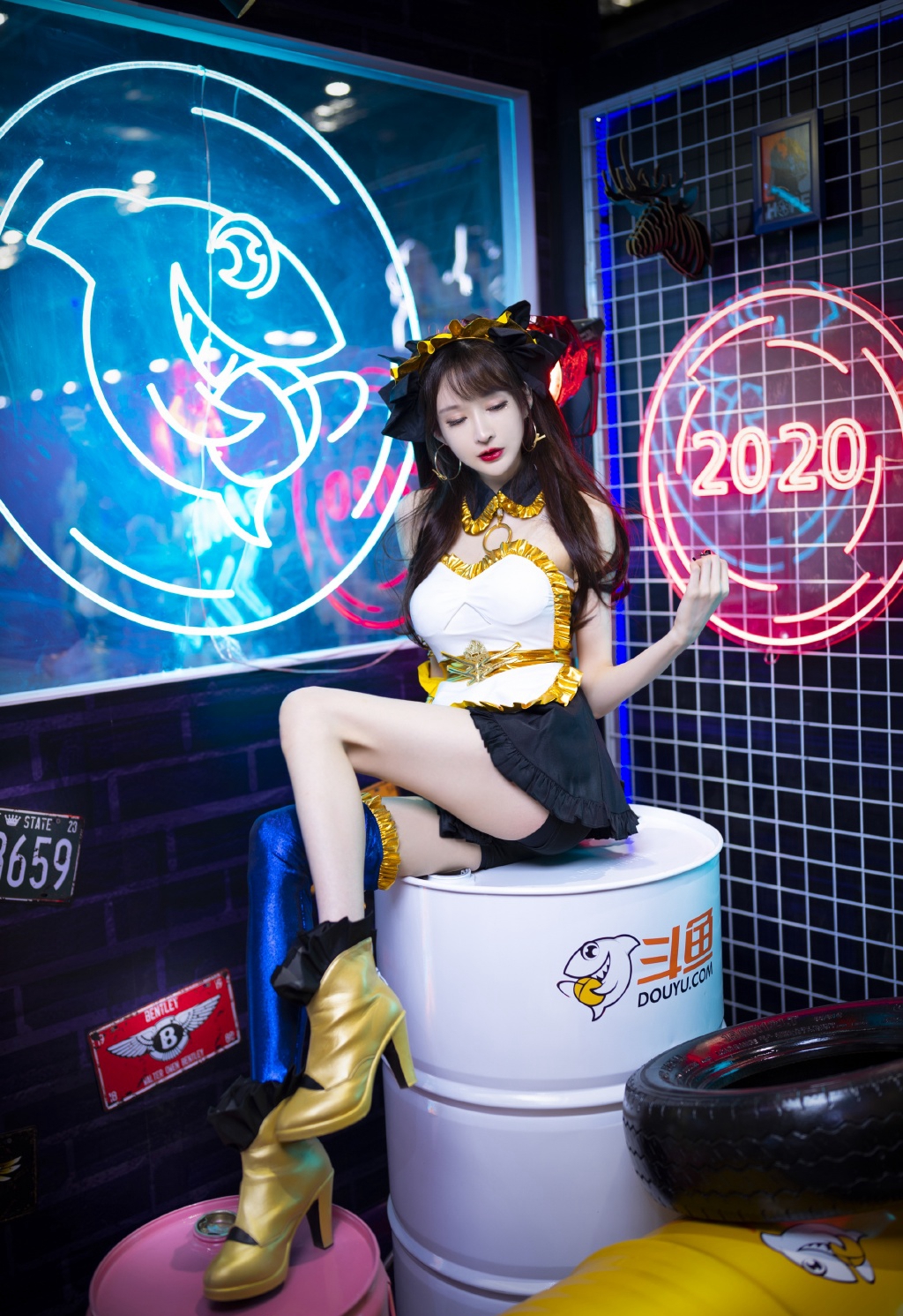 纤细腿美女性感撩人写真图片