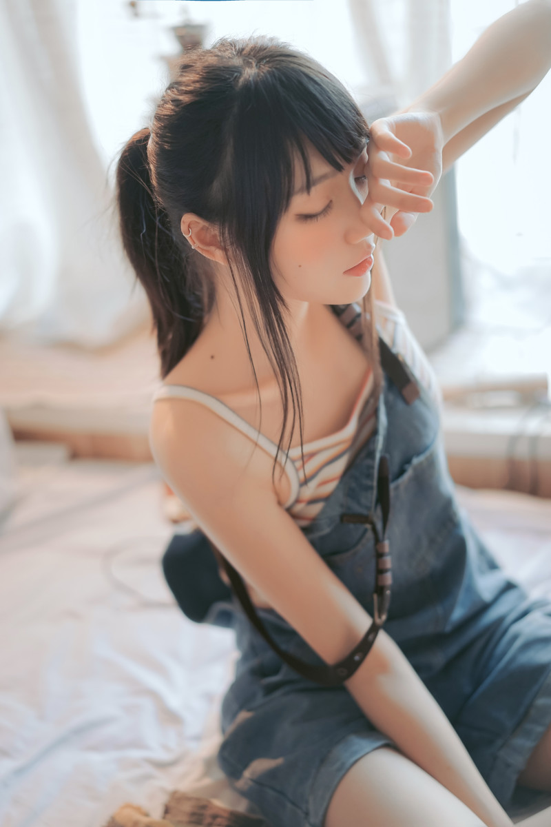 牛仔背带裤文艺女生美腿诱人写真图片 3