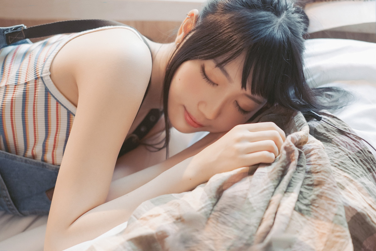 牛仔背带裤文艺女生美腿诱人写真图片 4