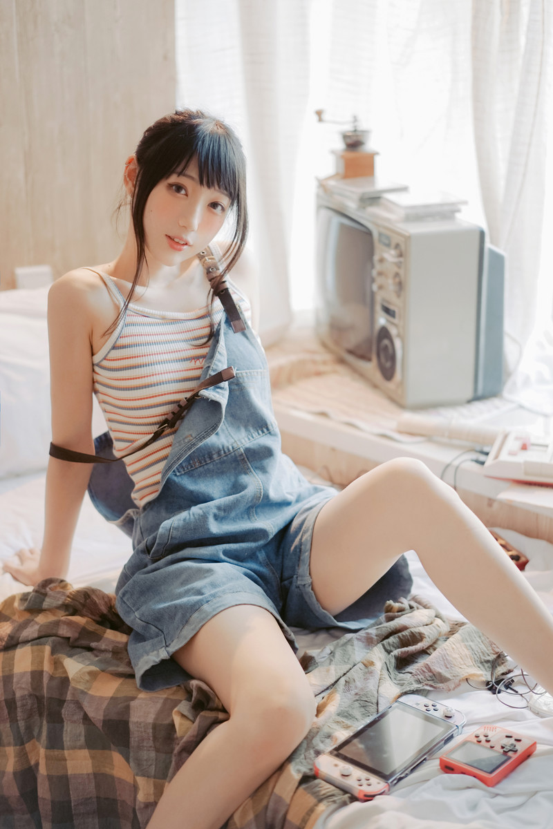 牛仔背带裤文艺女生美腿诱人写真图片 5
