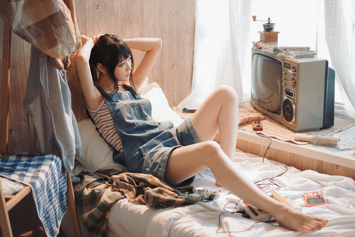 牛仔背带裤文艺女生美腿诱人写真图片 6