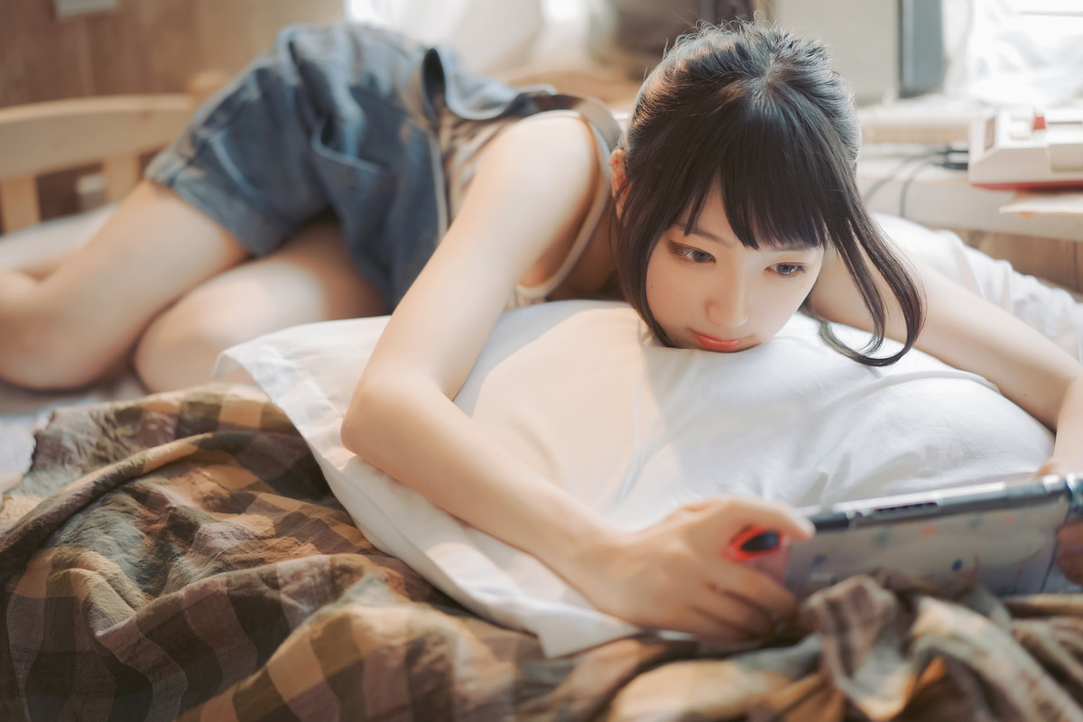 牛仔背带裤文艺女生美腿诱人写真图片 7