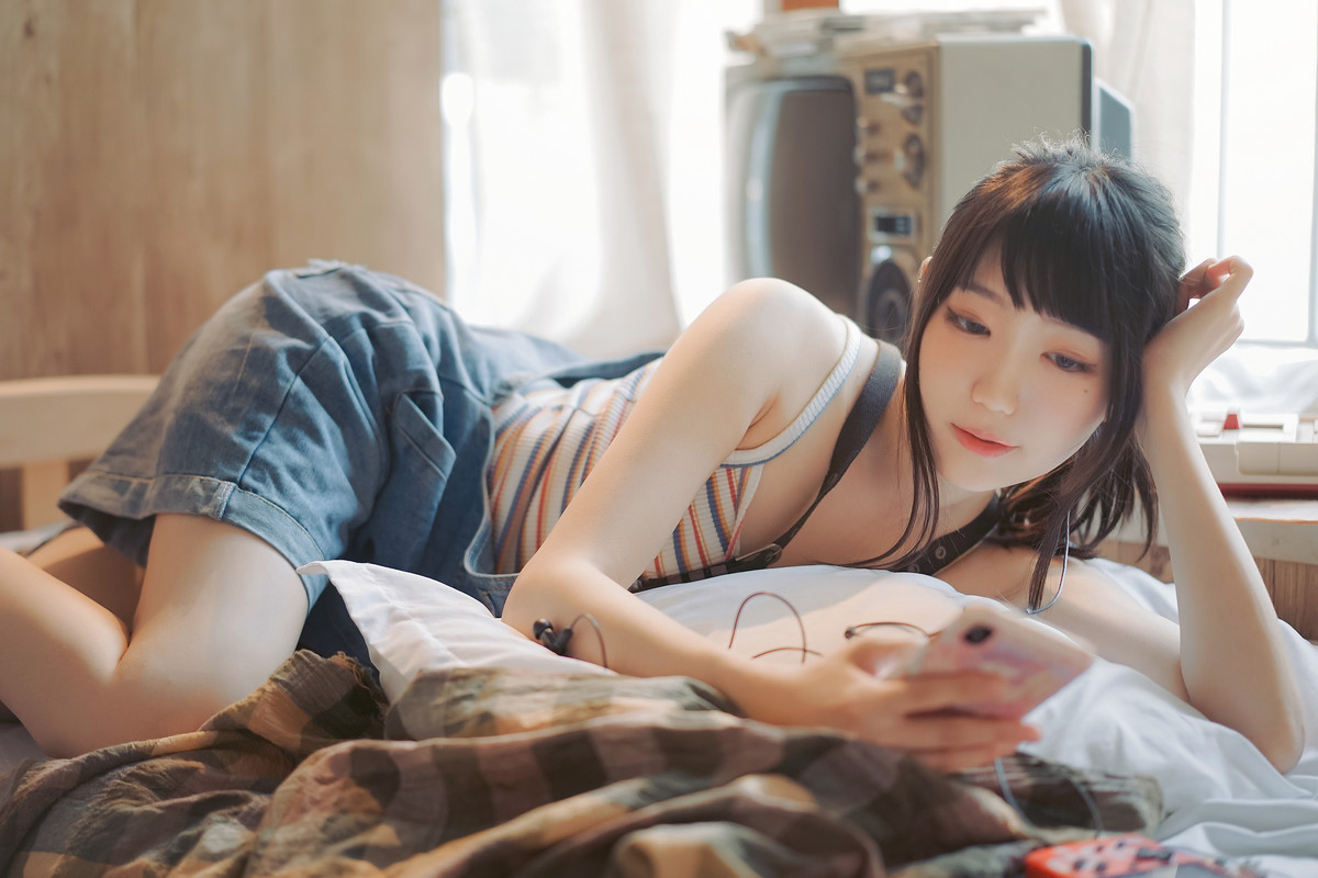 牛仔背带裤文艺女生美腿诱人写真图片 8