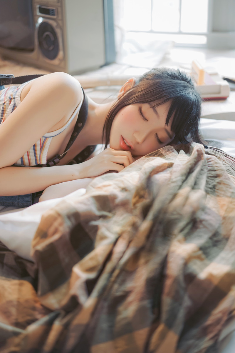 牛仔背带裤文艺女生美腿诱人写真图片 9