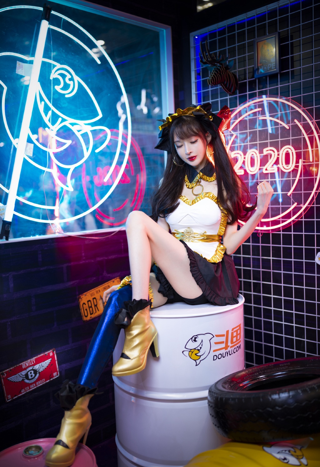 纤细腿美女性感撩人写真图片 8