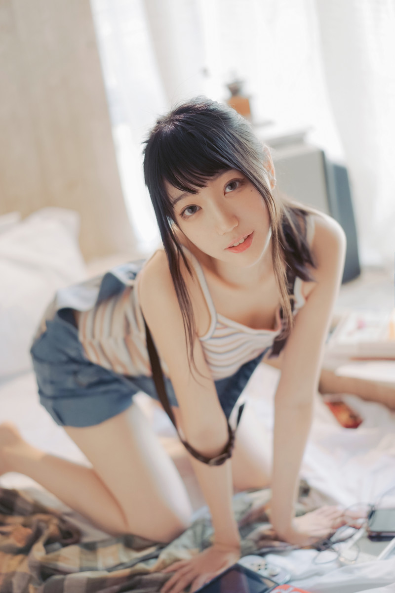 牛仔背带裤文艺女生美腿诱人写真图片 11