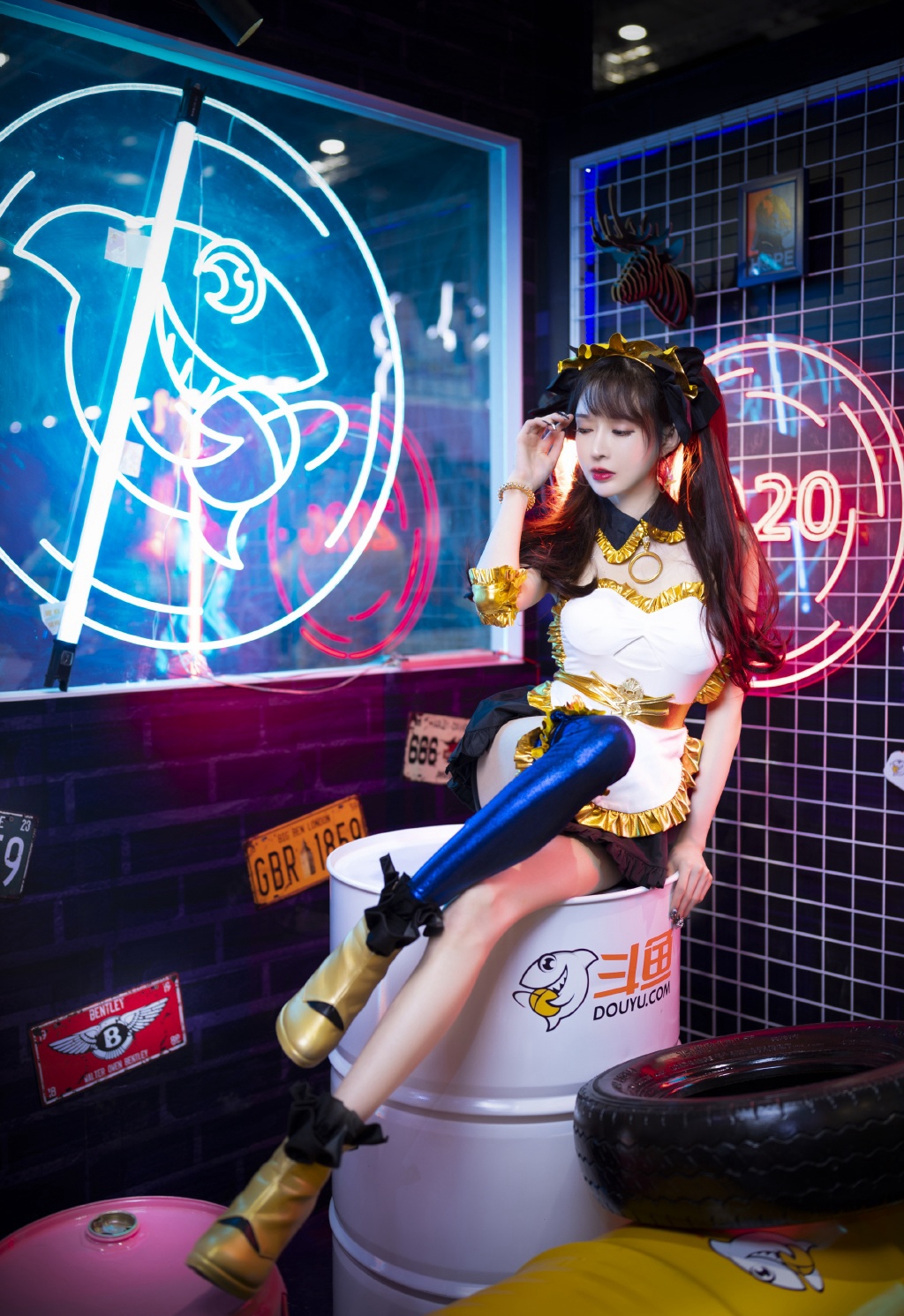 纤细腿美女性感撩人写真图片 9