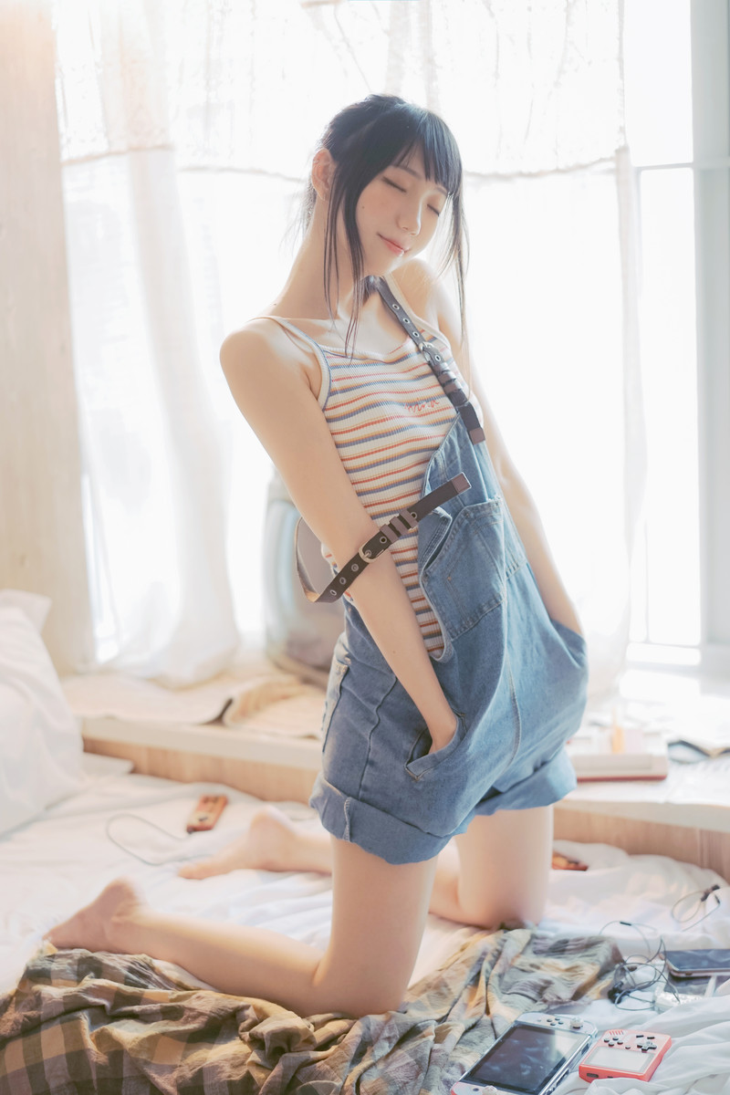 牛仔背带裤文艺女生美腿诱人写真图片 12