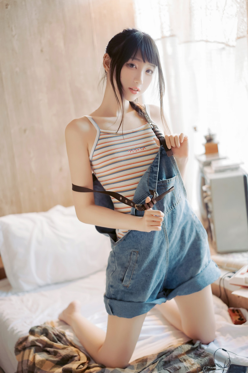 牛仔背带裤文艺女生美腿诱人写真图片 13