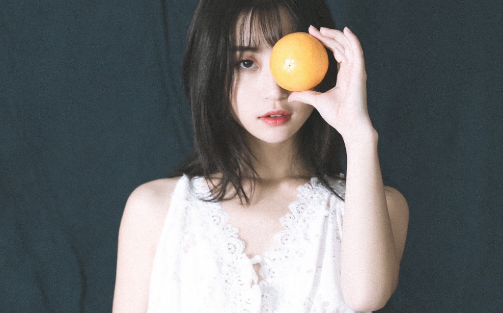 娇嫩美女吊带裙性感美图