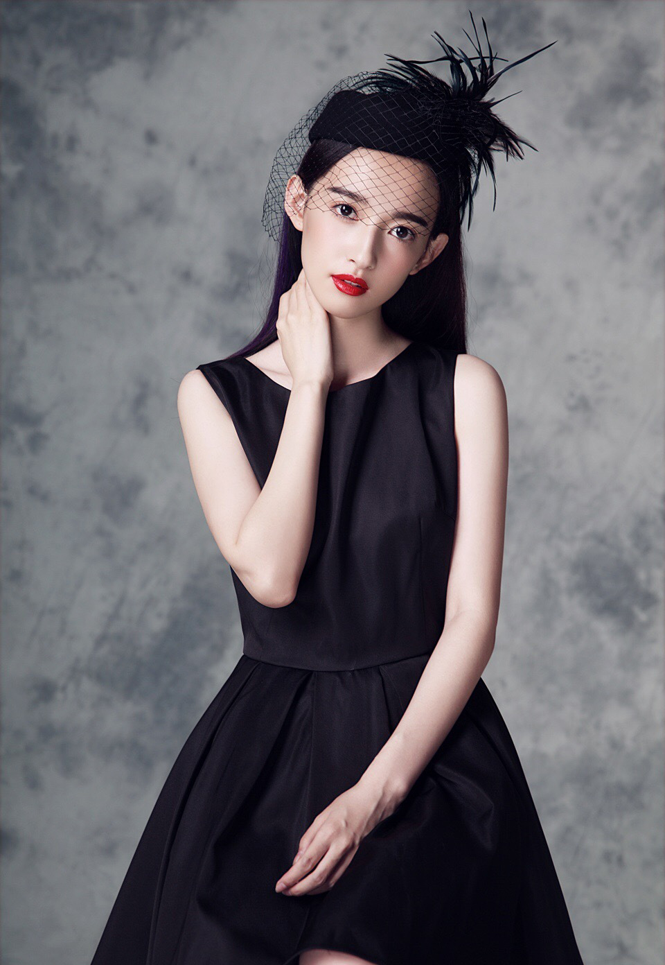 95年狮子座女生康宁性感黑色礼服图片 2