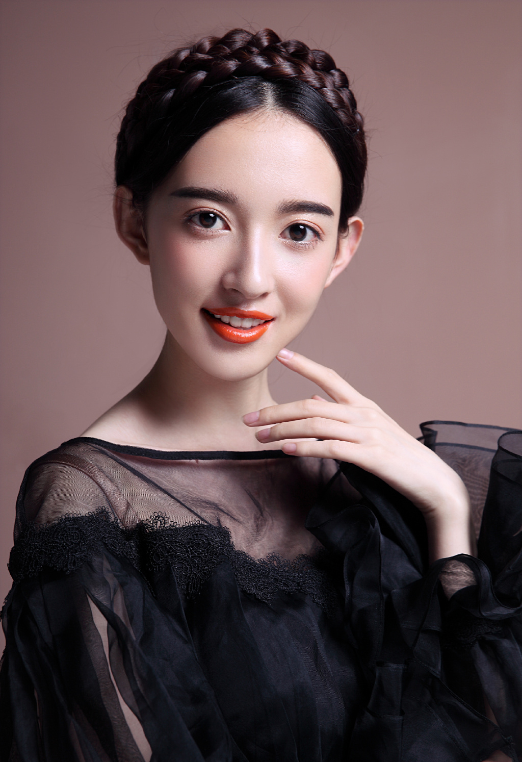 95年狮子座女生康宁性感黑色礼服图片 3