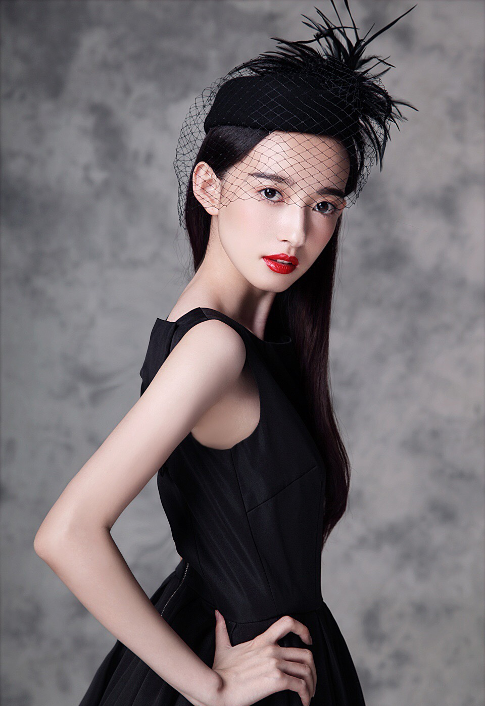 95年狮子座女生康宁性感黑色礼服图片 4