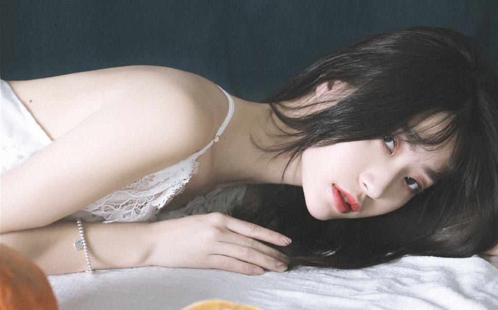 娇嫩美女吊带裙性感美图 2