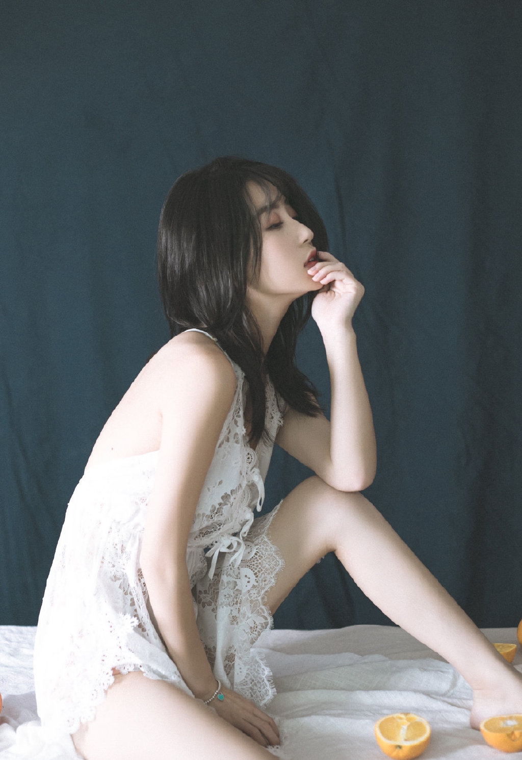 娇嫩美女吊带裙性感美图 3