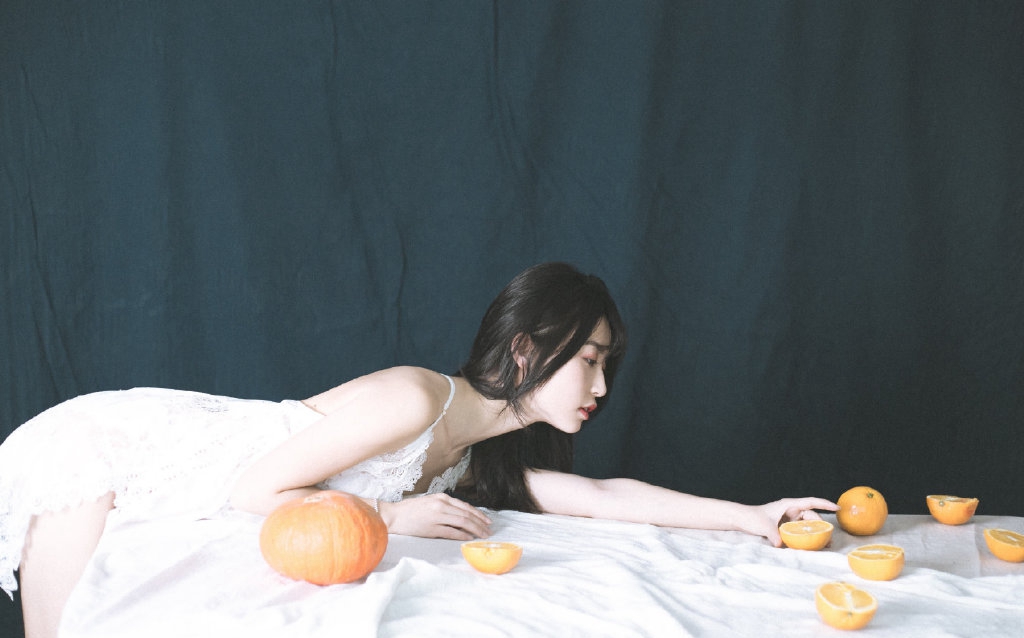 娇嫩美女吊带裙性感美图 4