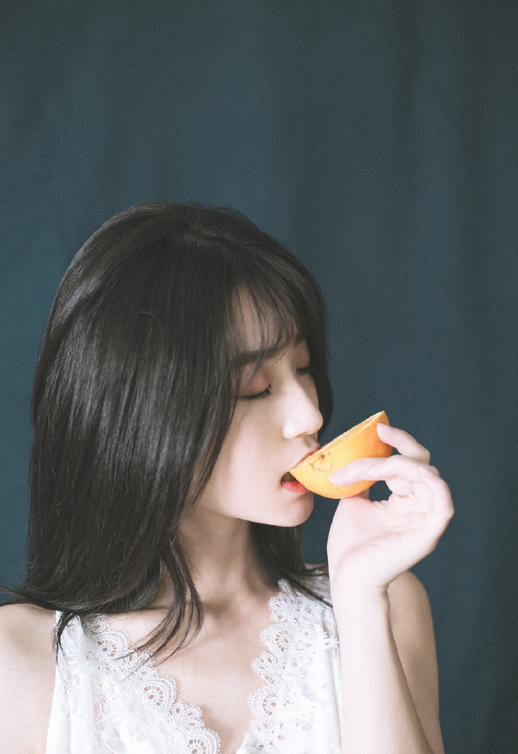娇嫩美女吊带裙性感美图 5