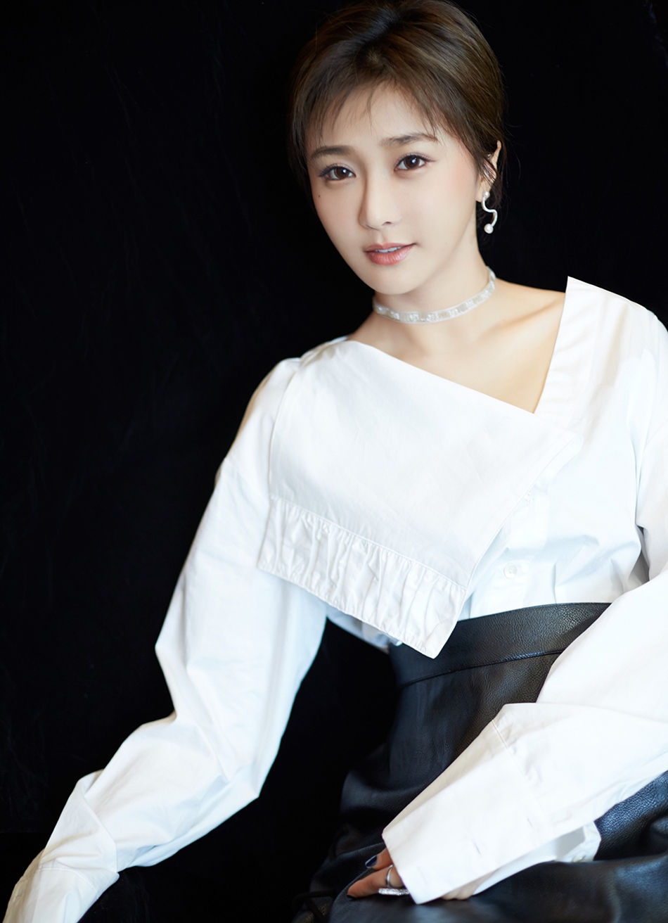 金牛座女生陈冰黑白配迷人写真图片 6