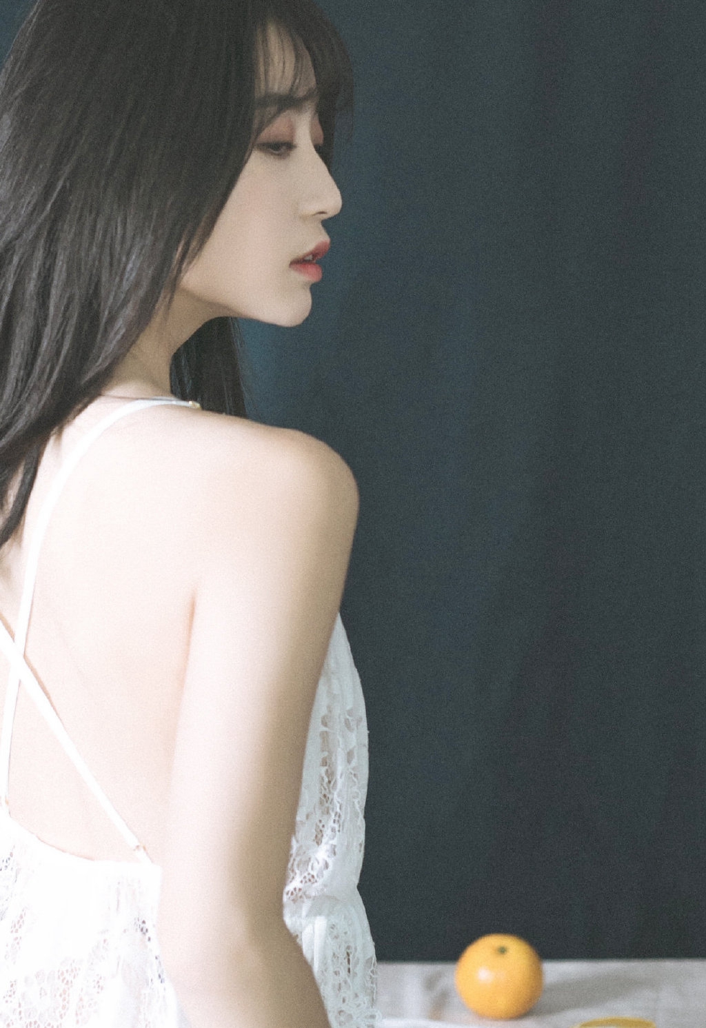 娇嫩美女吊带裙性感美图 6