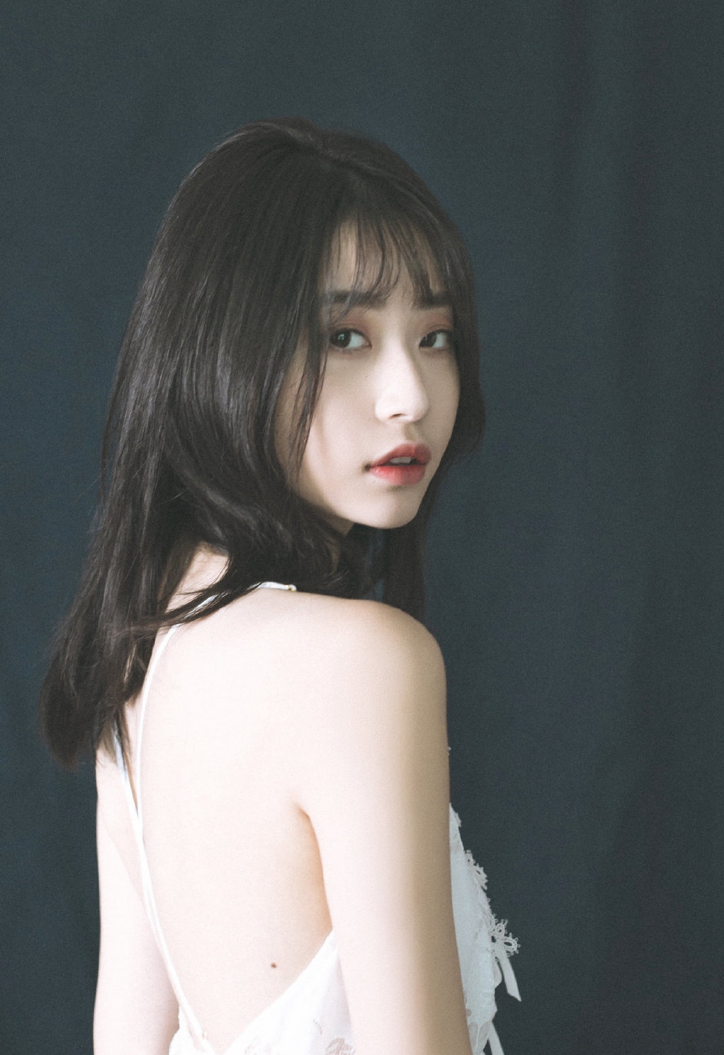 娇嫩美女吊带裙性感美图 7
